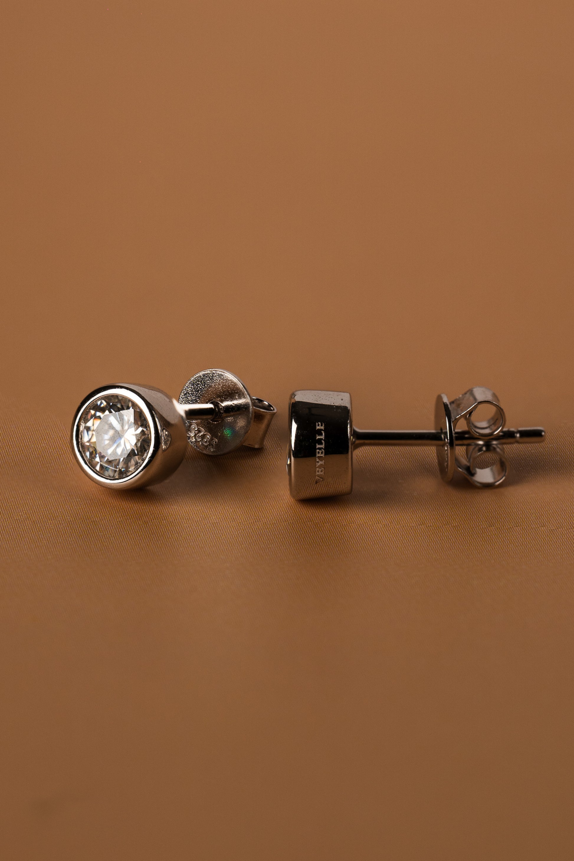 Veyelle Cercle moissanite bezel stud earrings in white gold