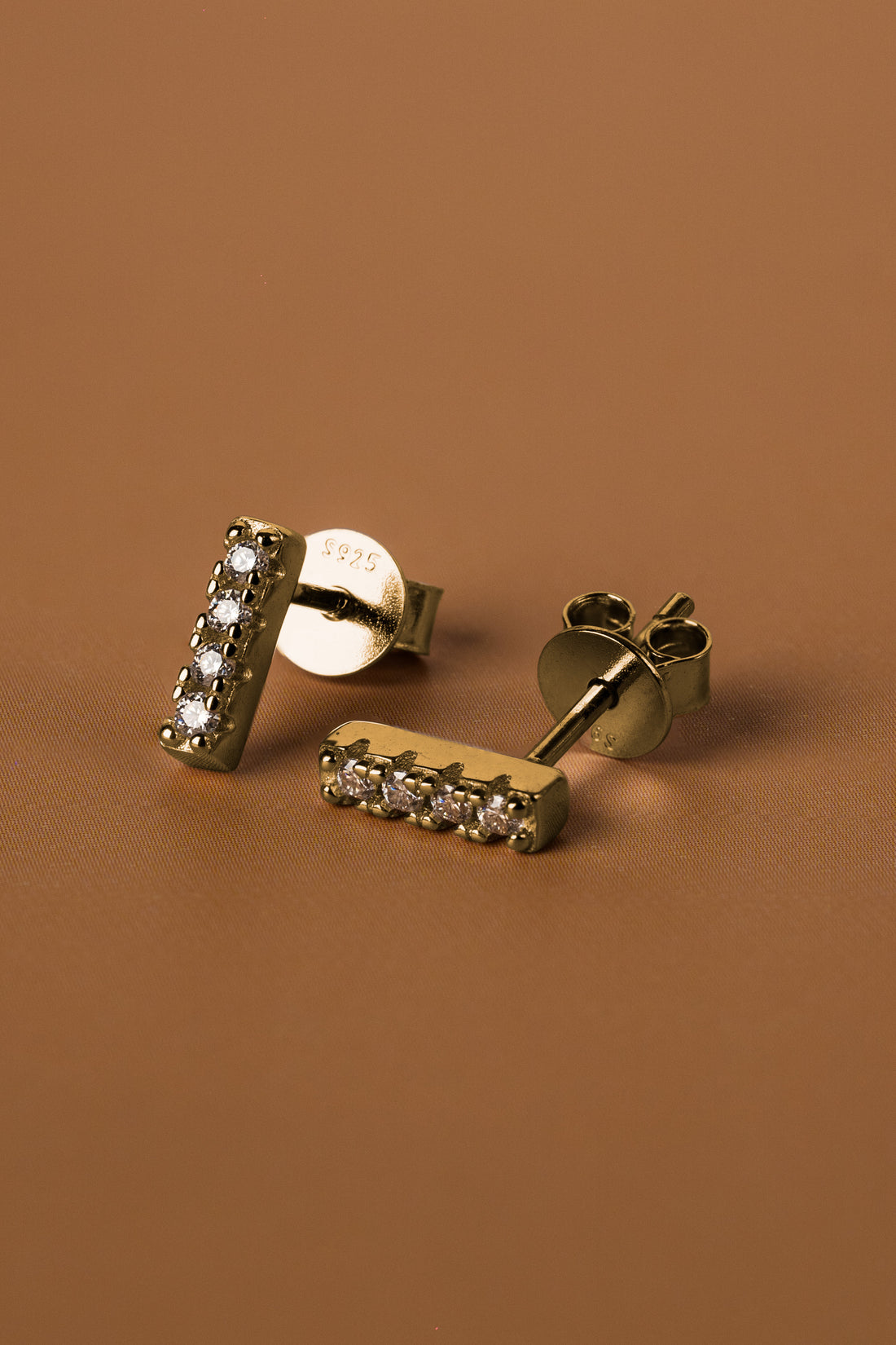 Veyelle Lineé moissanite bar earrings in white gold