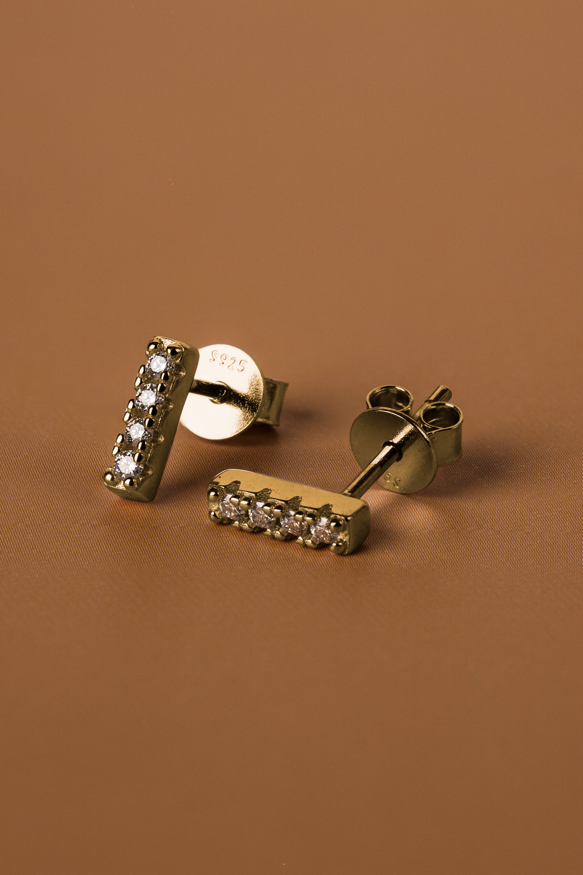 Veyelle Lineé moissanite bar earrings in golden gold