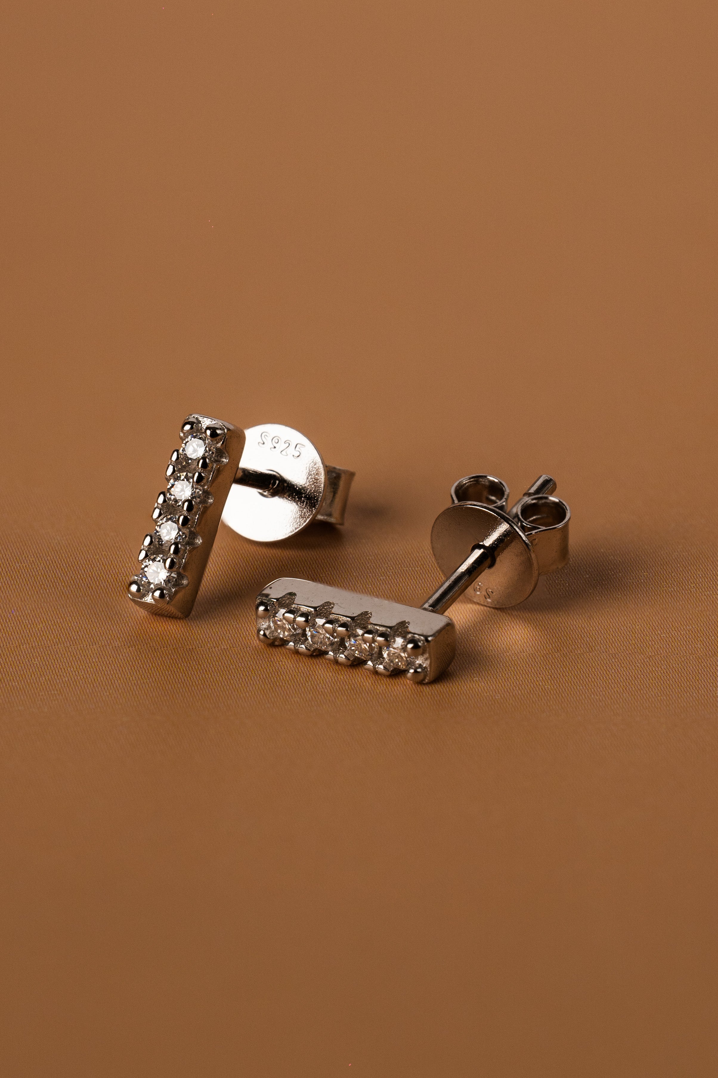 Veyelle Lineé moissanite bar earrings in white gold