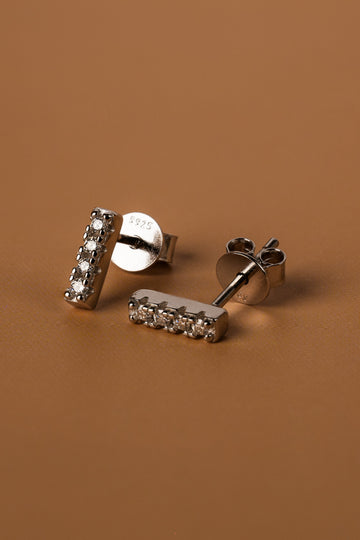 Veyelle Lineé moissanite bar earrings in white gold