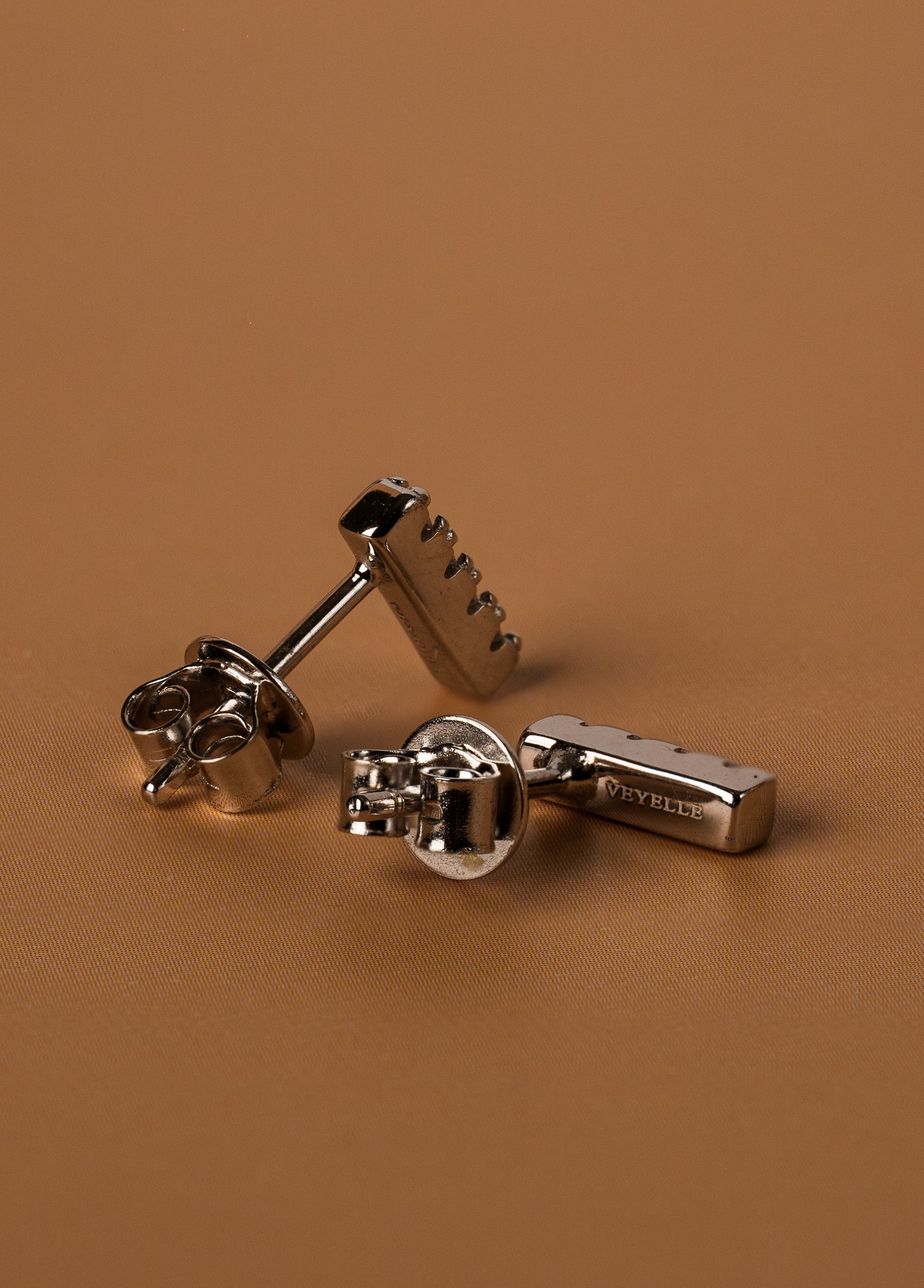 Veyelle Lineé moissanite bar earrings in white gold — back shot