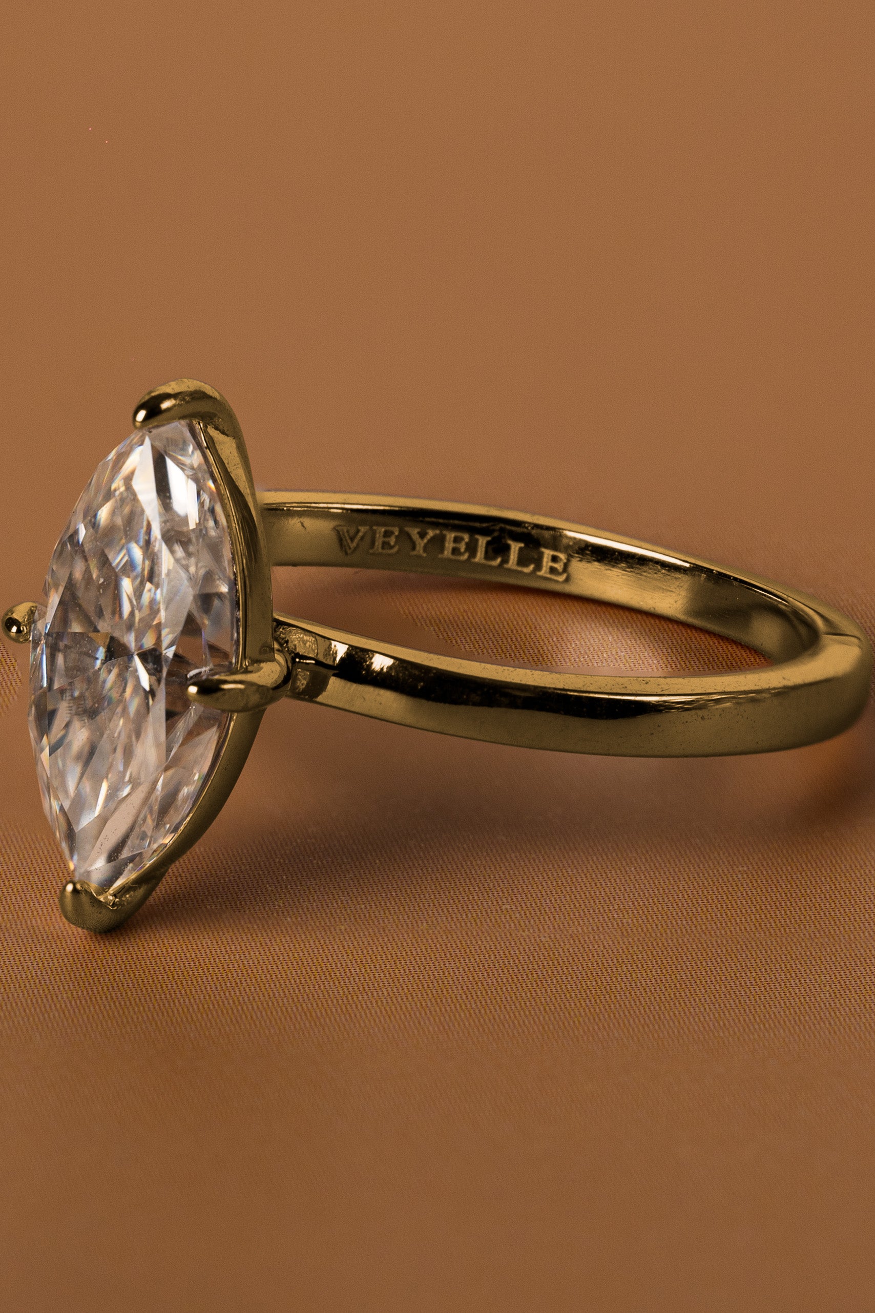 Veyelle Lança moissanite marquise ring in golden gold — close-up