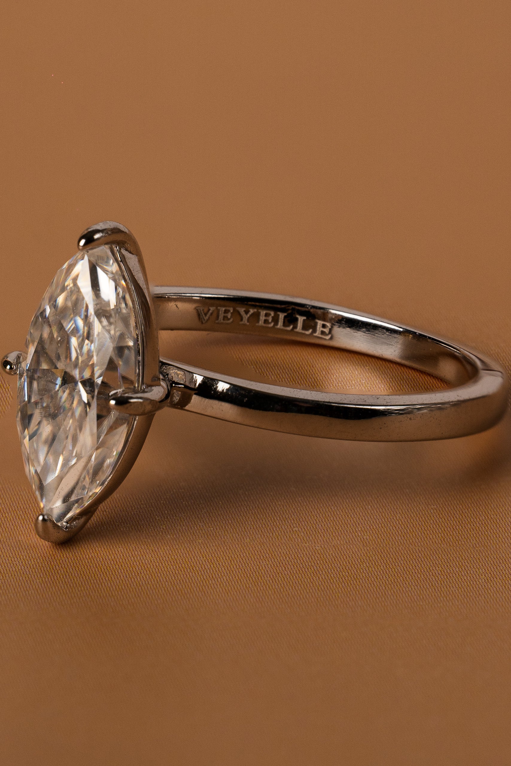 Veyelle Lança moissanite marquise ring in white gold — close-up