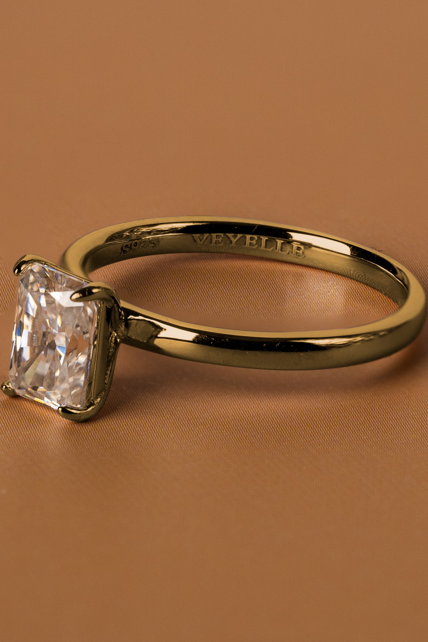 Veyelle Taille moissanite radiant ring in golden gold — close-up
