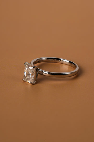 Veyelle Taille moissanite radiant ring in white gold