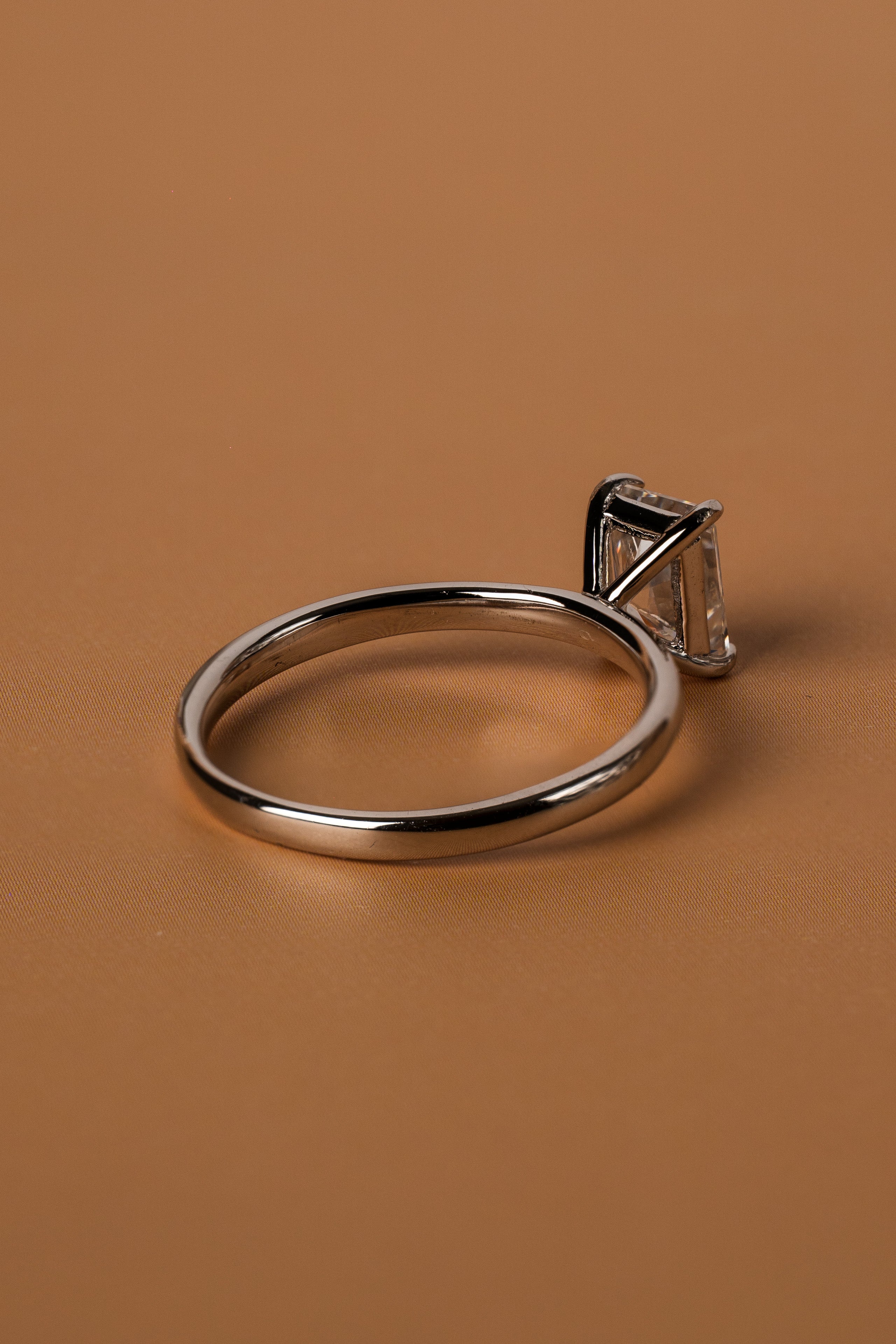 Veyelle Taille moissanite radiant ring in white gold — back shot