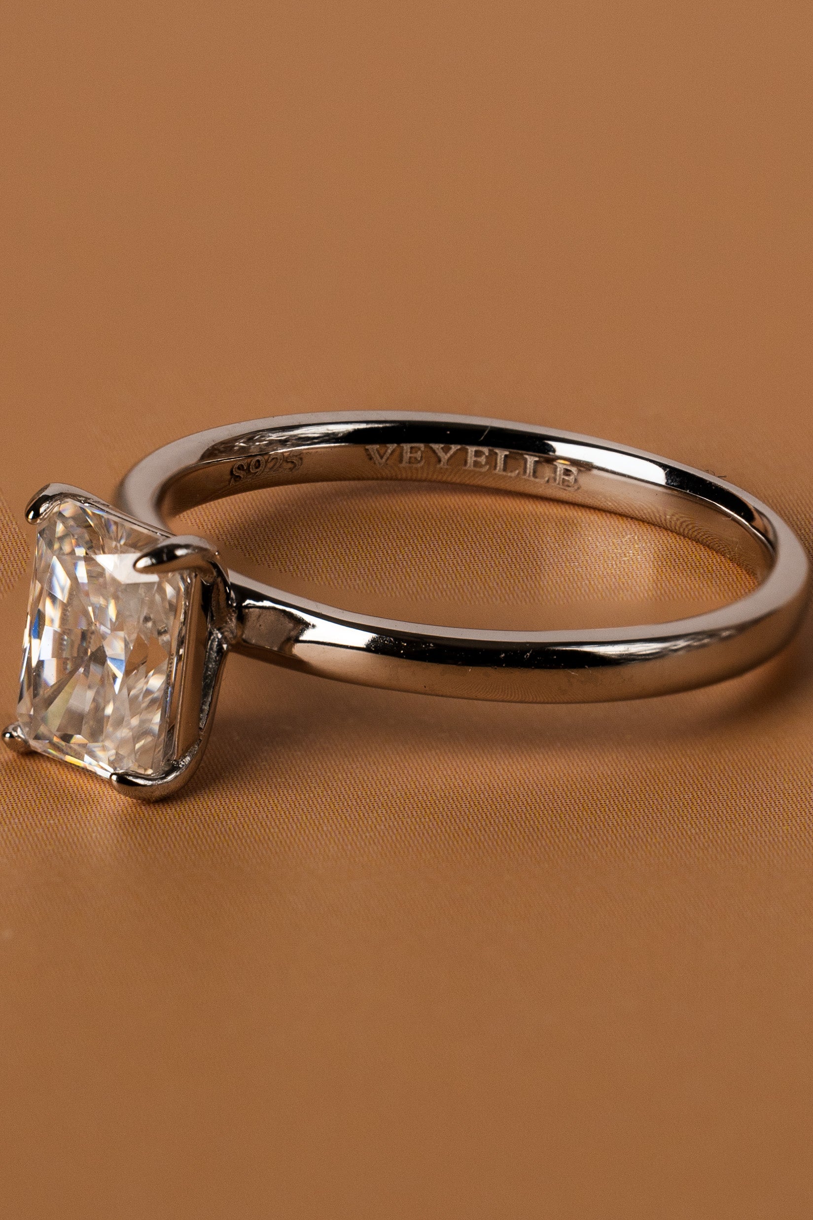 Veyelle Taille moissanite radiant ring in white gold — close-up