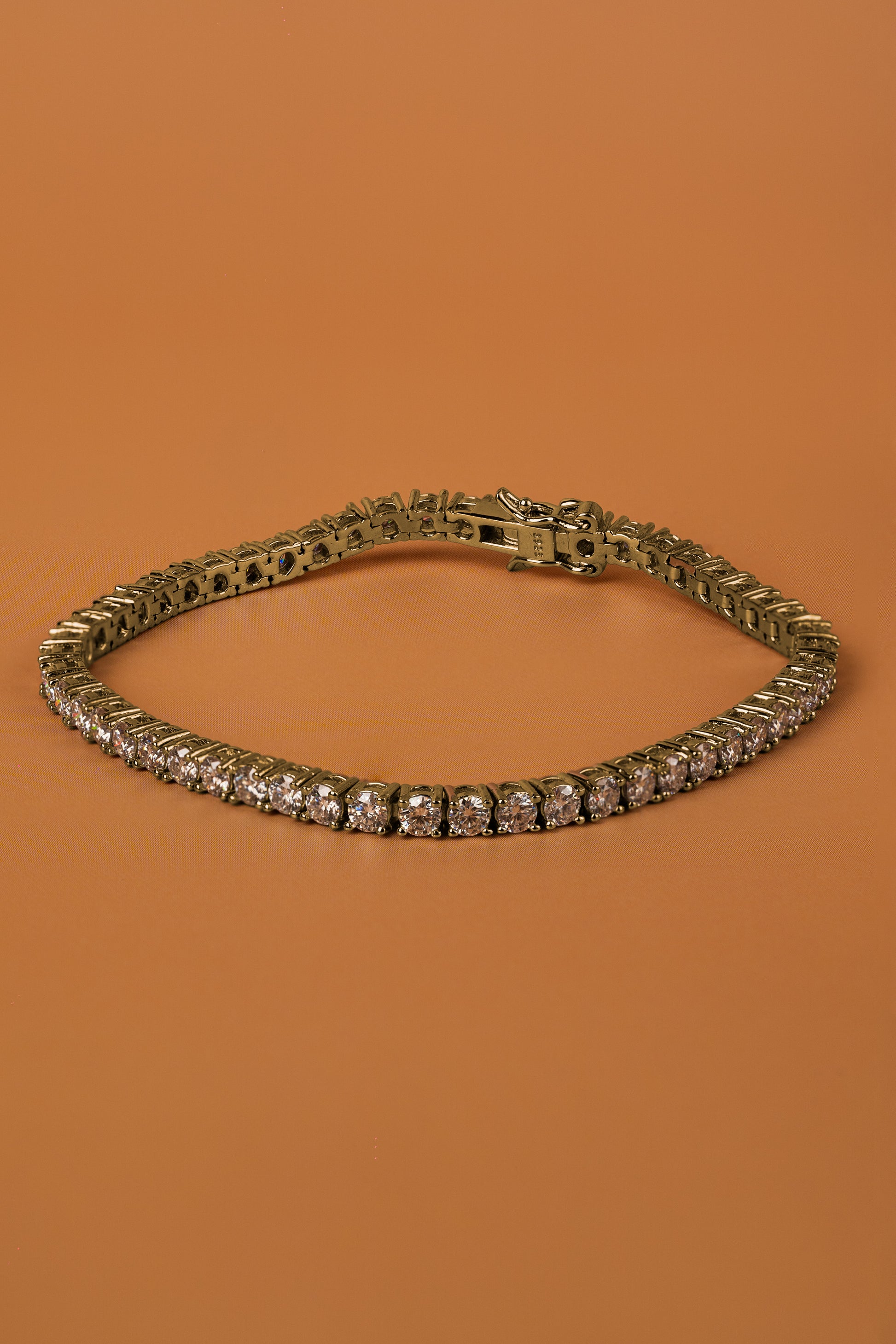Veyelle Éclat moissanite tennis bracelet in golden gold