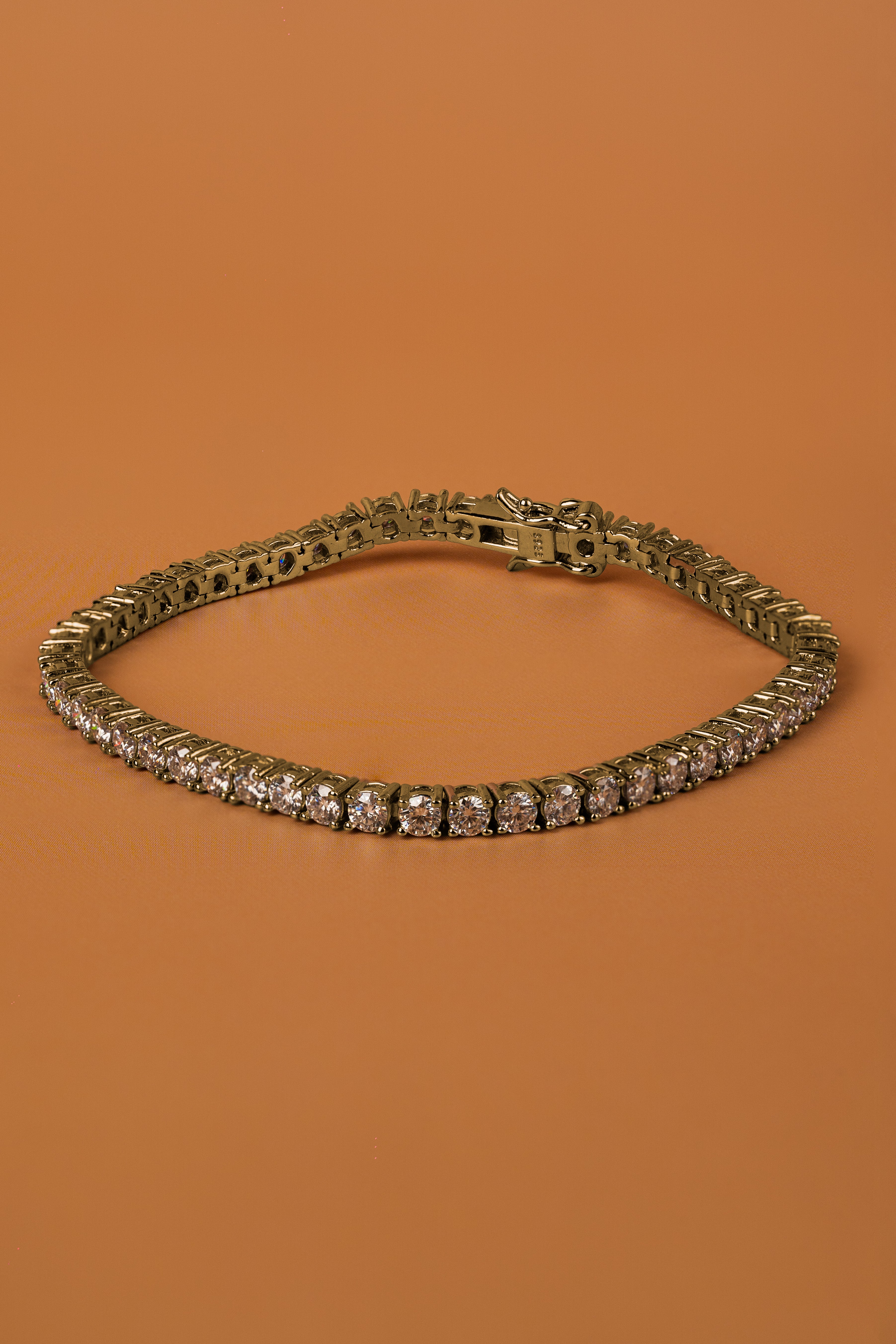 Veyelle Éclat moissanite tennis bracelet in golden gold