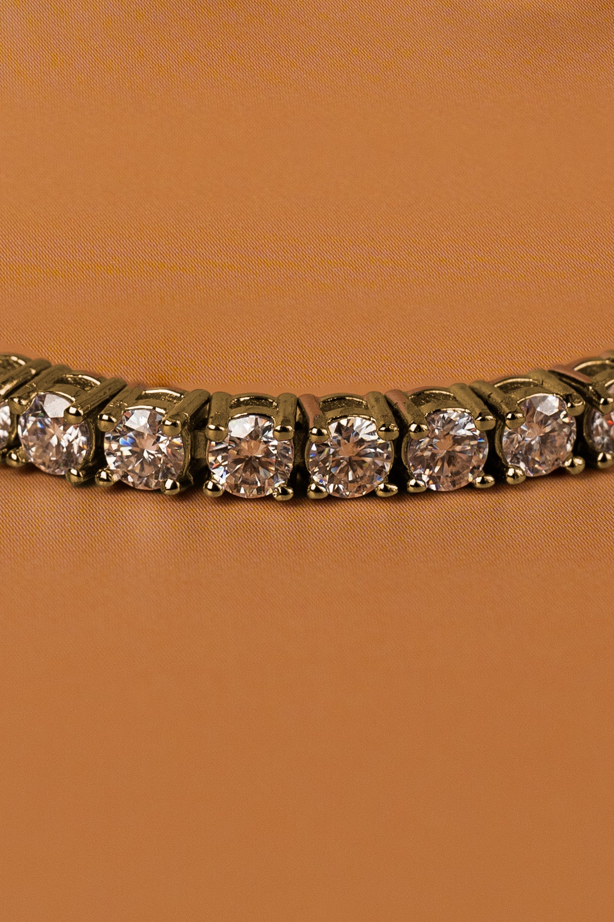Veyelle Éclat moissanite tennis bracelet in golden gold — close-up