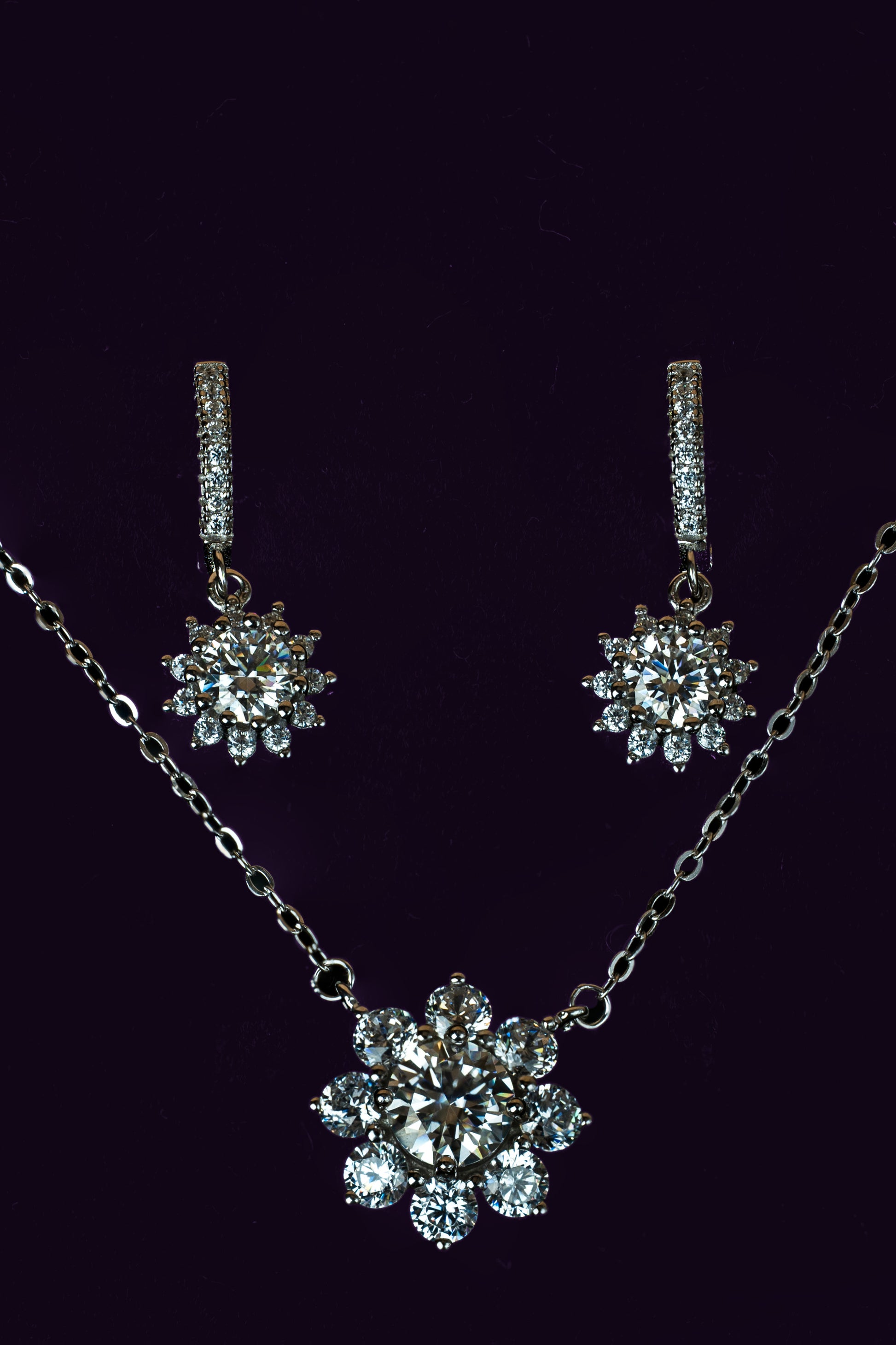 Veyelle Snowflake Duo set featuring Étoile earrings and Neve necklace