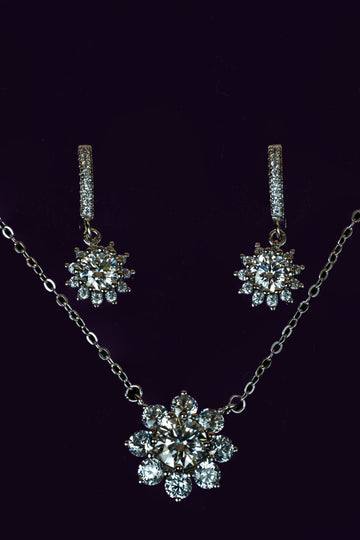 Veyelle Snowflake Duo set featuring Étoile earrings and Neve necklace
